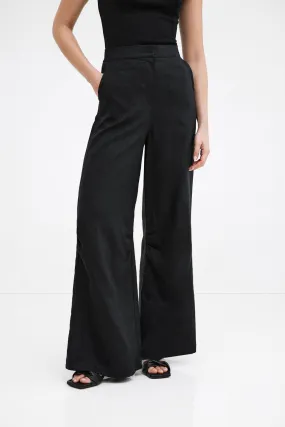 Sure! Heres an optimized title for the product Runa Pants:

Stylish Womens Runa High-Waisted Pants – Comfortable Stretch Fabric for Everyday Wear

Feel free to ask for more variations or specific features!